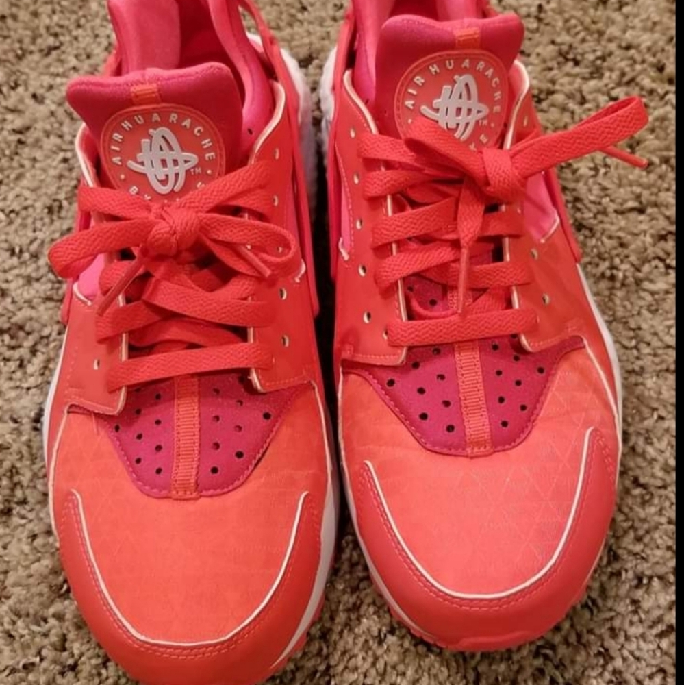 Nike crimson Huaraches